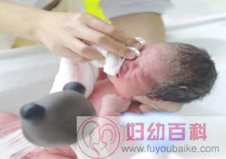 新生宝宝蜕皮后可以洗澡吗 为什么新生儿会出现脱皮