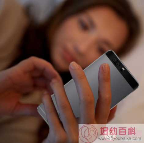 躺在床上玩手机算不算久坐 睡前躺着玩手机有什么伤害