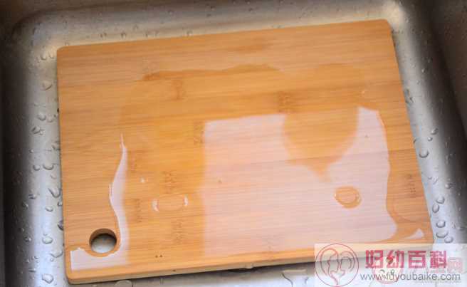 菜板用开水烫一下能烫干净吗 砧板如何清洁使用