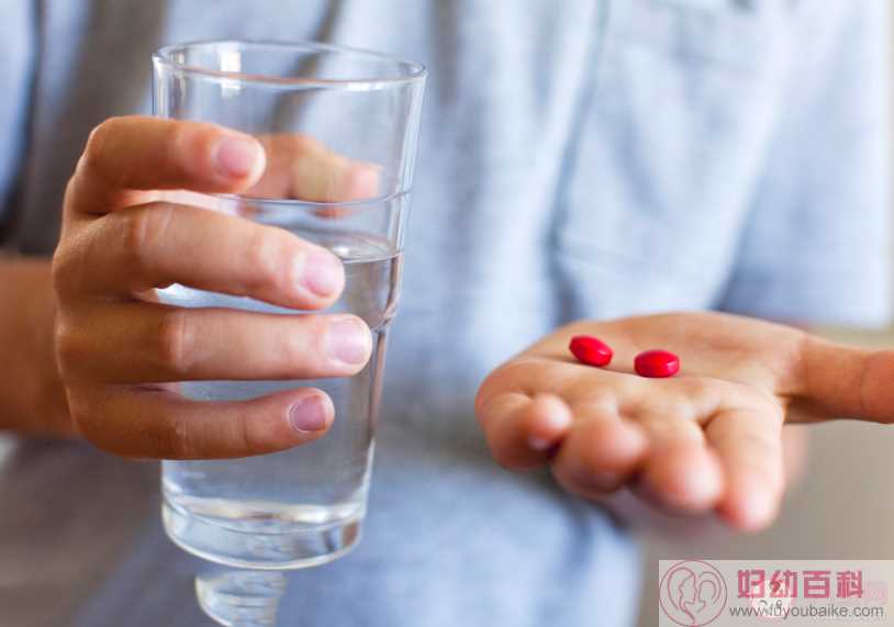 用茶叶水喝药真的可以降低药性吗 吃药该喝什么水