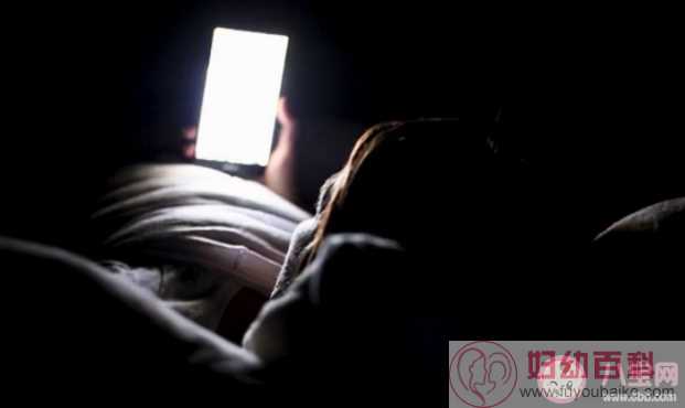躺床上玩手机为什么越玩越精神 躺着玩手机有什么危害